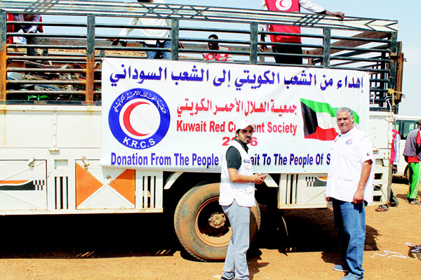 «الهلال الأحمر» توزع مساعدات إغاثية لمتضرري السيول والفيضانات بالسودان 